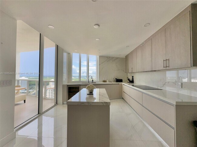 Building Photo - 15901 Collins Ave