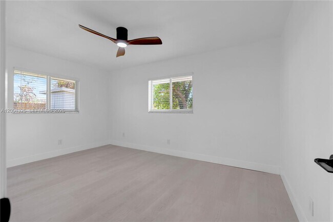 Building Photo - 9125 SE Karin St