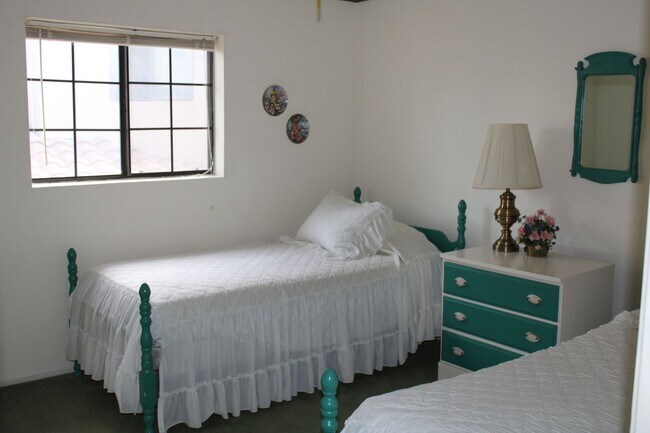 Building Photo - Riverfront 4 Bedroom Vacation Home Includes utiliities