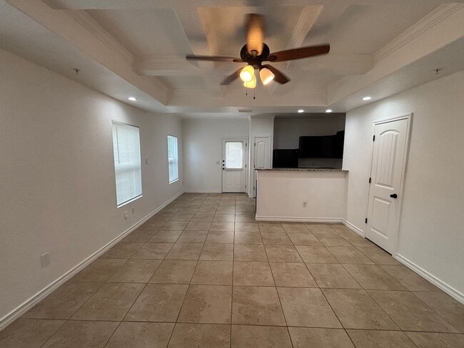 Building Photo - Spacious End-Unit Townhome in Prime Northe...