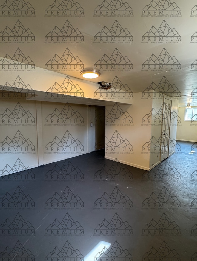 Building Photo - Large 4 Bedroom 2 Bath