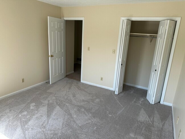 Building Photo - 165 Landings Dr