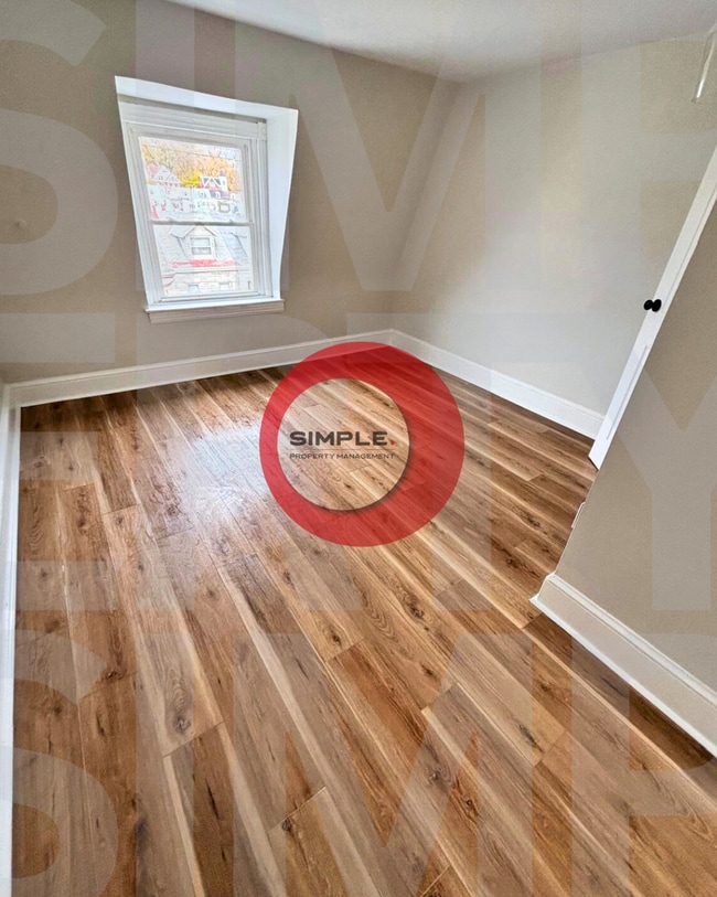 Building Photo - 4 Bedroom / 1 bathroom house