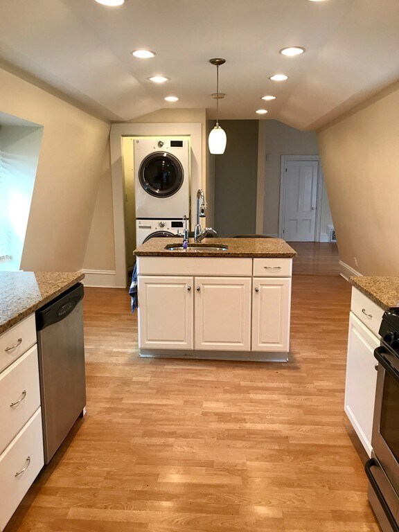 Building Photo - 674 Main St