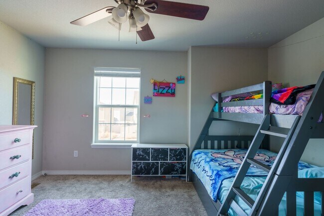 Building Photo - Like new in Ventana! 4 bedroom,3 bath, fen...