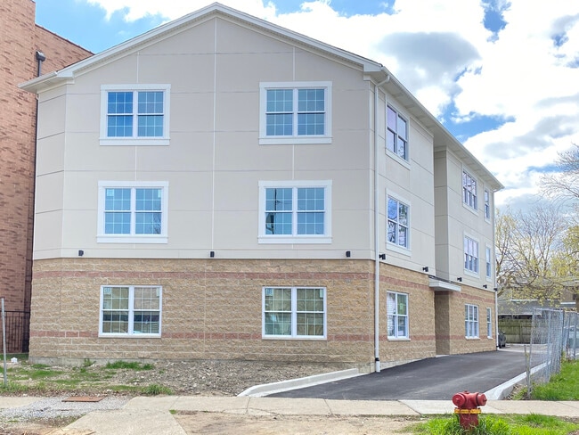Building Photo - 7441 N Rogers Ave