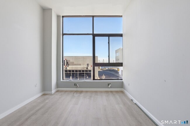 Building Photo - 215-219 Bank St