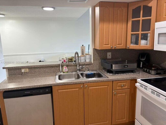 Building Photo - 9731 Fontainebleau Blvd