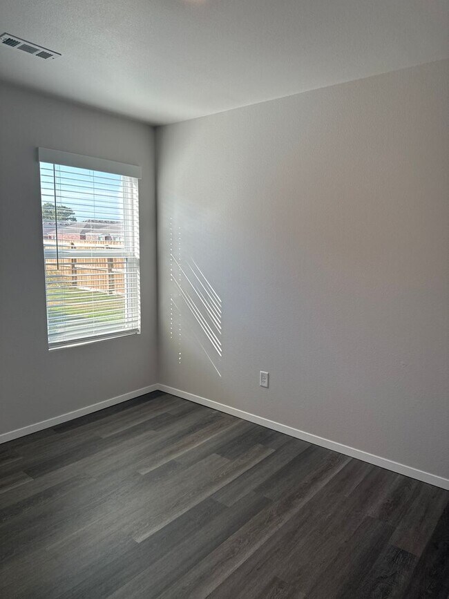 Building Photo - *Preleasing Now!- Three Bedroom | Two Bath Home in Barberry Court