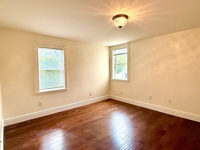 Building Photo - $2,400 / 2 BR - Beautifully Updated Home in Desirable Alameda Neighborhood