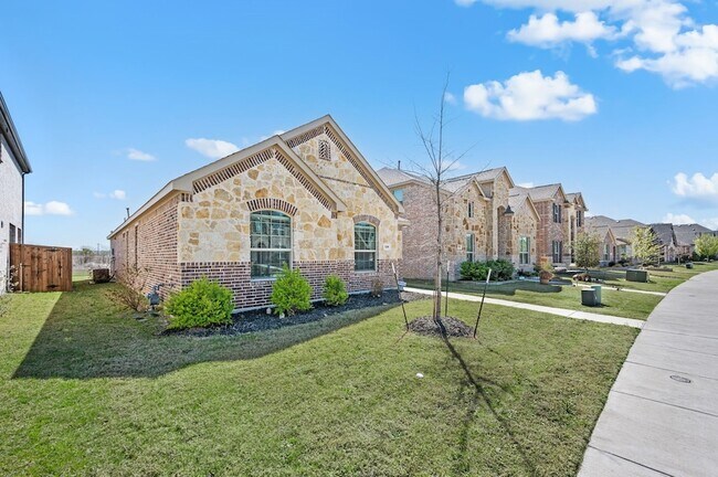 Building Photo - 1216 W Yarrow Ave