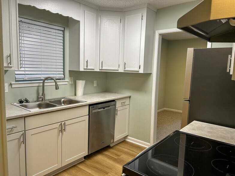 Building Photo - 1716 Northview Dr