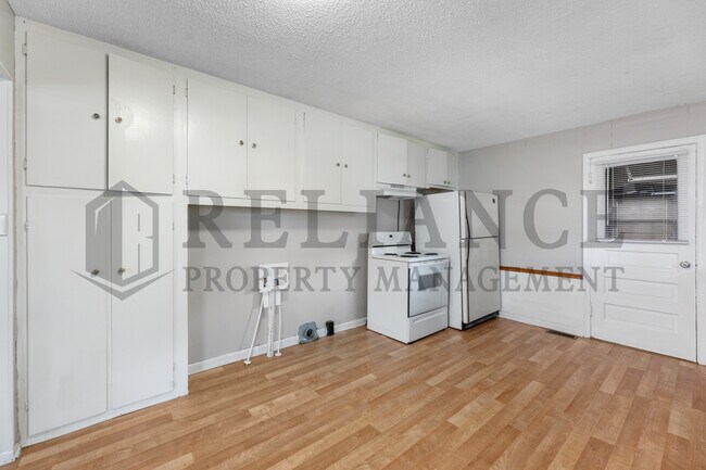 Building Photo - 1112 S Martinson Ave