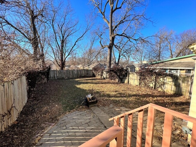 Building Photo - SINGLE FAMILY HOME W/LARGE FENCED YARD!