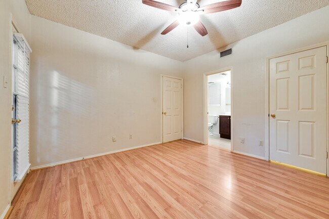 Building Photo - UT PRE-LEASE: 2 BR / 2 BA West Campus Condo - Walk to Campus - Newly Remodeled Kitchen
