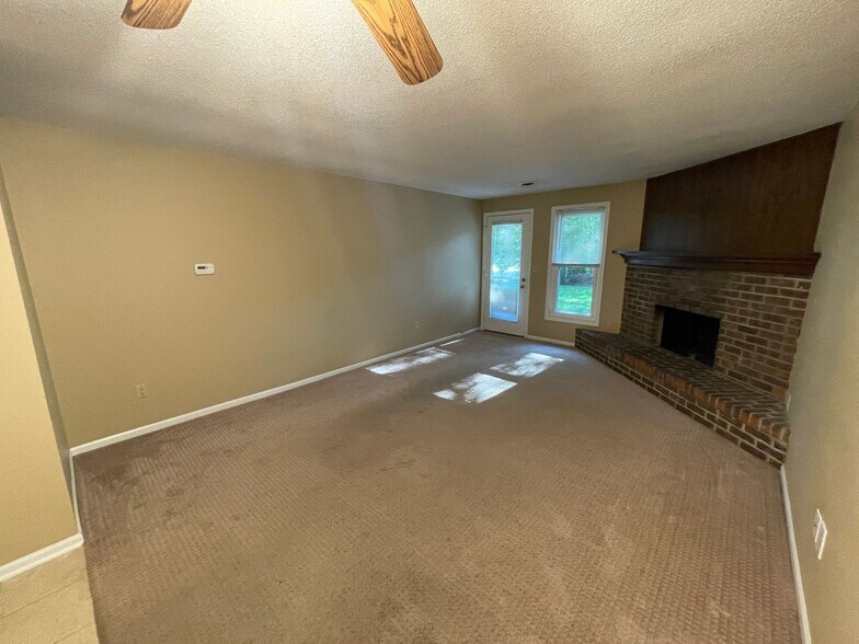 Building Photo - 5633 Bluebird Ct