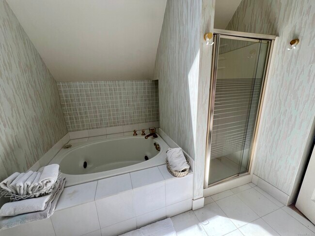 Building Photo - 131 Popes Island Rd