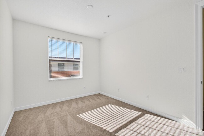 Building Photo - 4 BEDROOMS 3.5 BATHROOMS!! GATED COMMUNITY