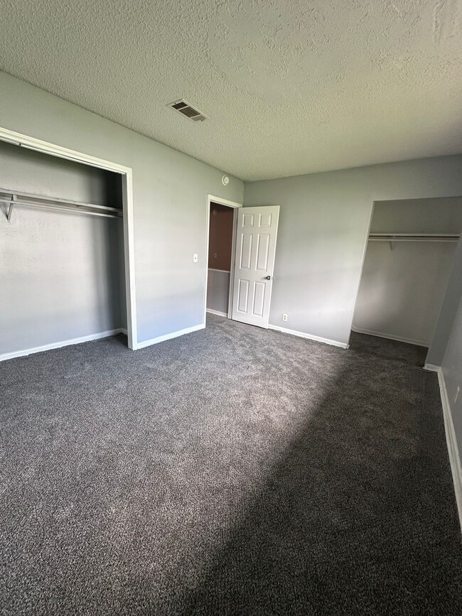 Building Photo - 270 Tampa Dr