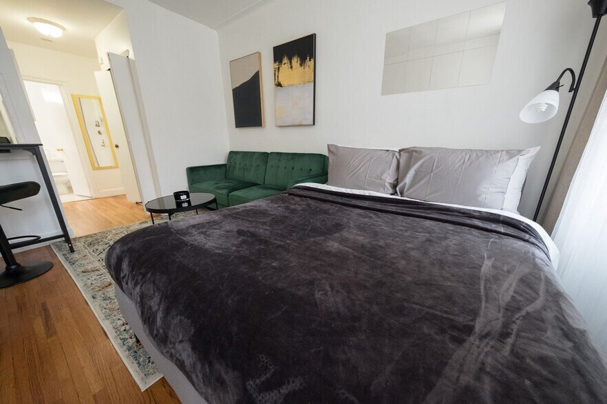 Building Photo - 346 E 76th St