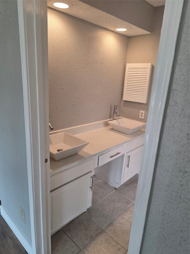 Building Photo - 3214 S Briar Knoll Dr