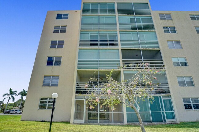 Building Photo - 301 SE 3rd St