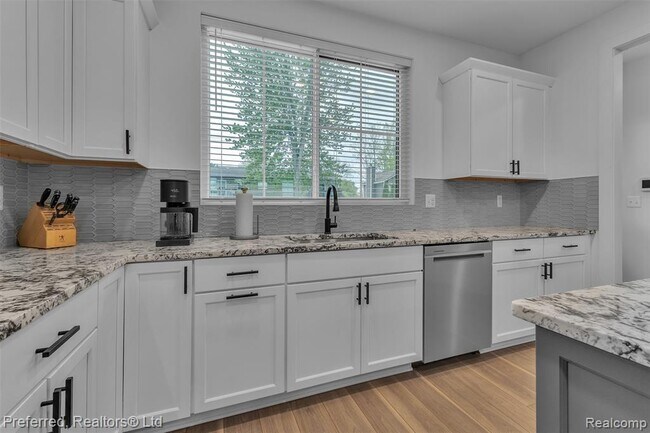 Building Photo - 5264 Cooley Lake Rd