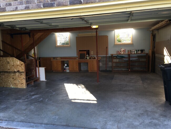 Building Photo - Newly Renovated Home on Quiet Neighborhood