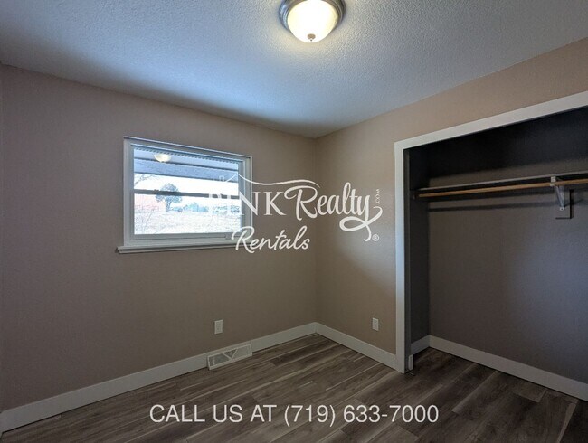 Building Photo - 2545 Lelaray St