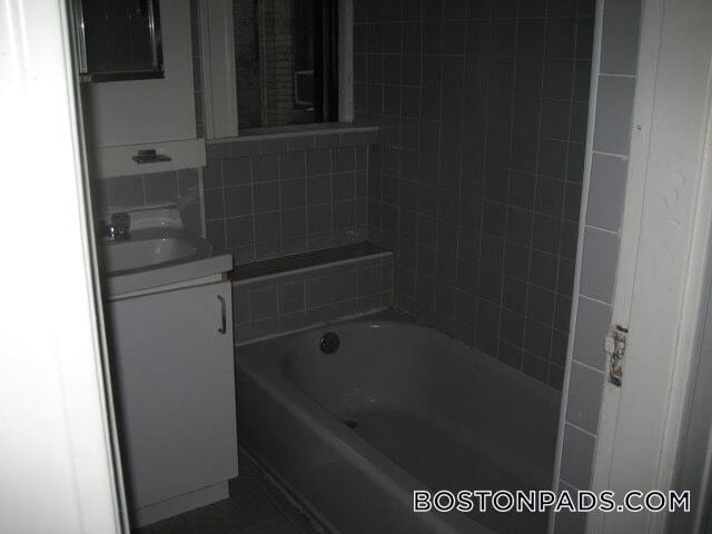 Building Photo - 143 Park Dr