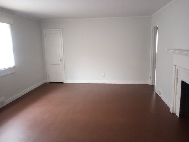 Building Photo - 3 Bedroom 1 Bathroom