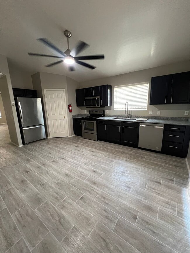 Building Photo - South Phoenix 4 Bed 2 Bath