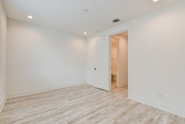 Building Photo - 3506 Oak Frst Grv Dr