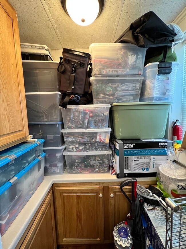 Building Photo - 922 E 5th St