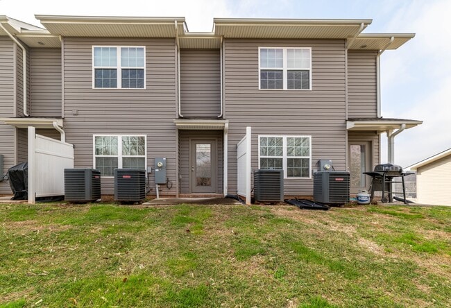 Building Photo - 924 Warrior Hill Dr