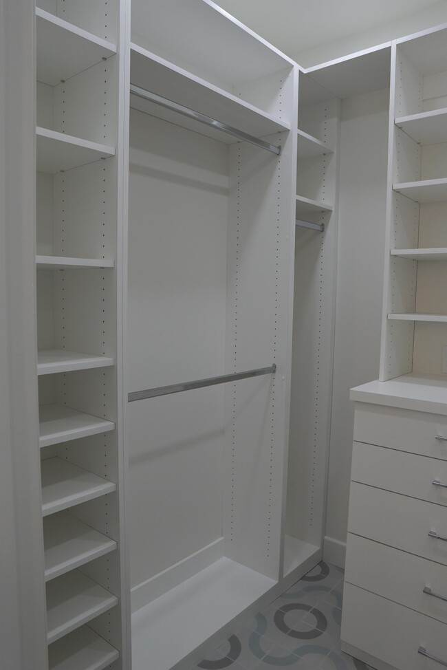 Building Photo - 204 N Hermosa Dr