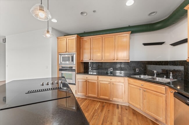 Building Photo - 1005 S Shepherd Dr