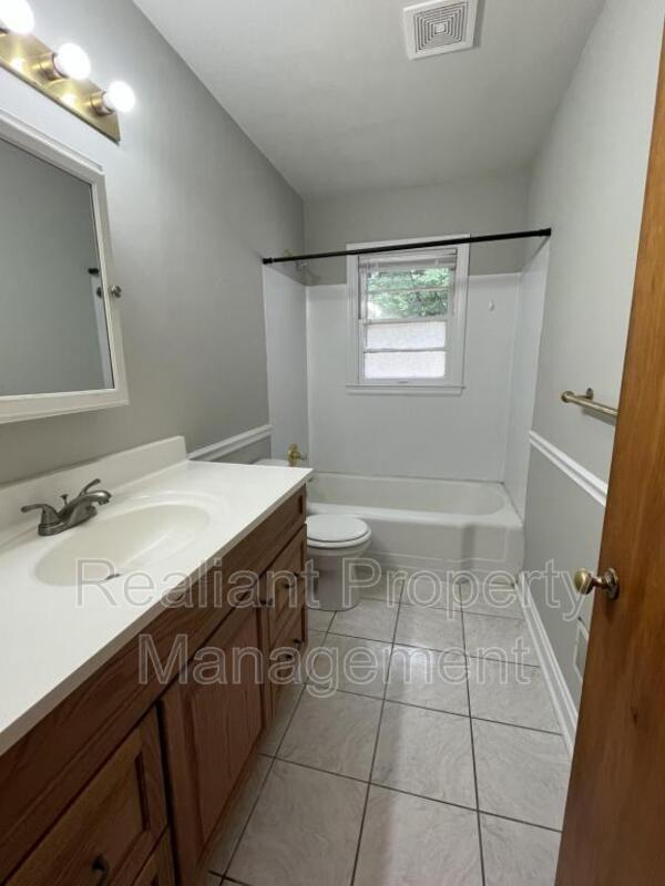 Building Photo - 1940 Pershing Rd