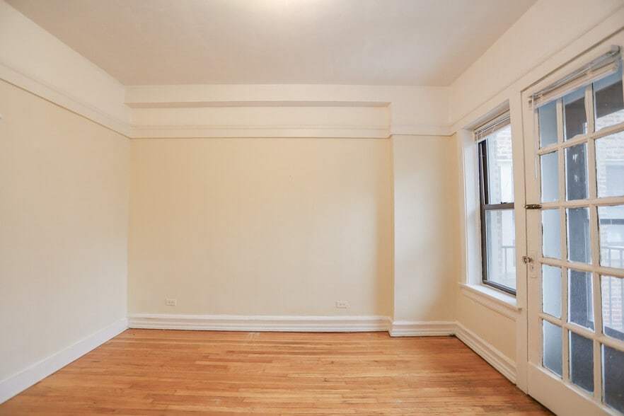 Building Photo - 7445 N Greenview Ave