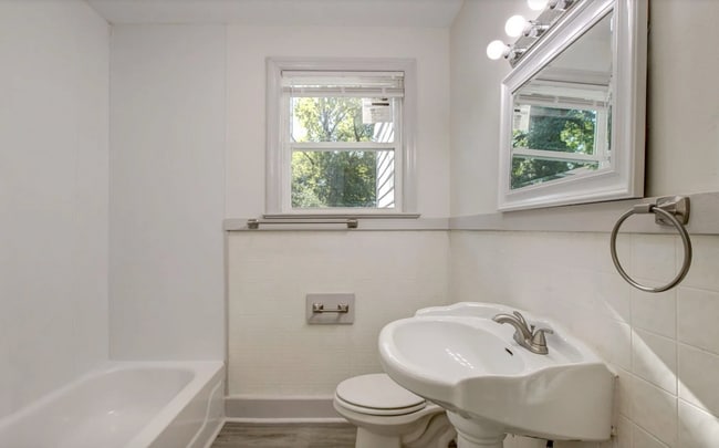 Building Photo - Beautifully renovated ranch bungalow locat...