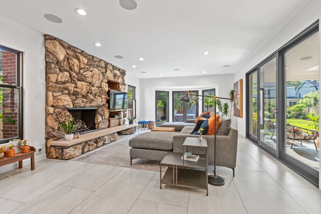 Building Photo - 9526 Lawndale Ave