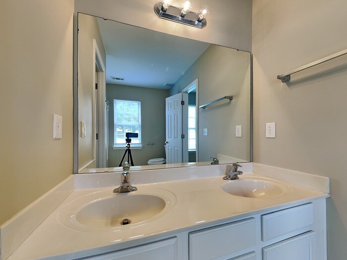 Building Photo - 640 Cliffs Inn Circle