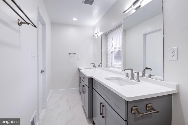 Building Photo - 9704 Hall Rd