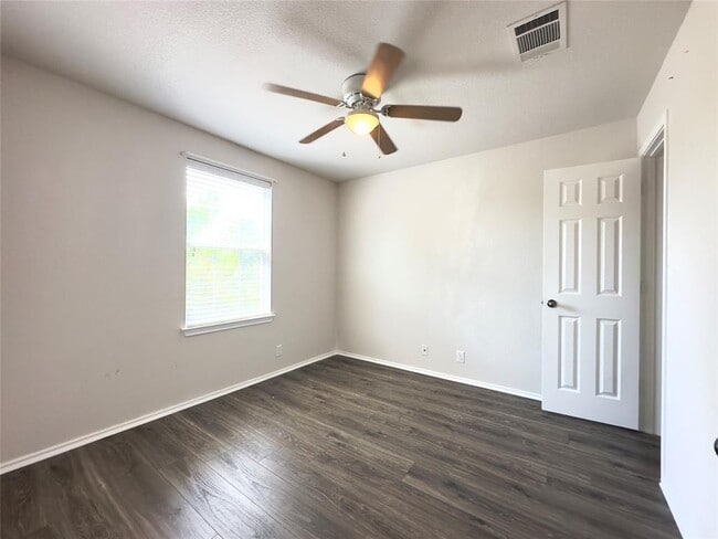 Building Photo - 513 Rolling Oak Dr