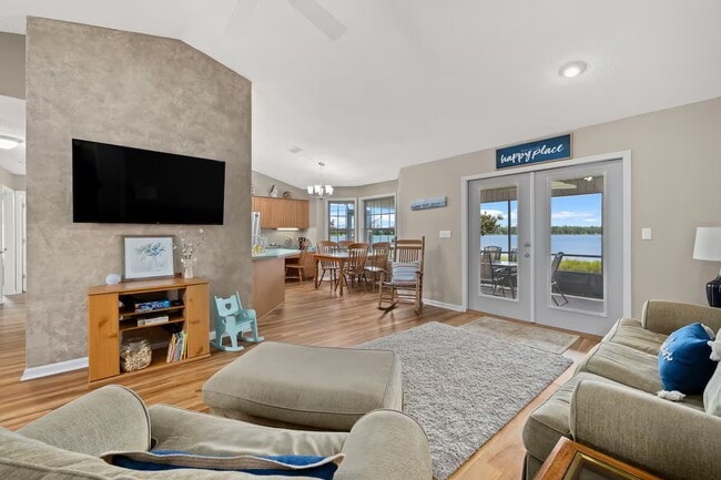 Building Photo - 270 Silver Lake N