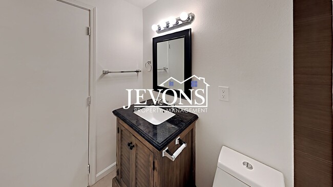 Building Photo - Charming duplex in a walkable location near the University of Puget Sound