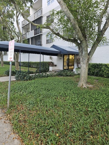 Building Photo - 8950 NE 8th Ave