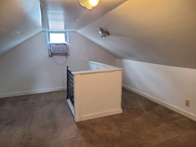 Building Photo - Charming home with wonderful yard!