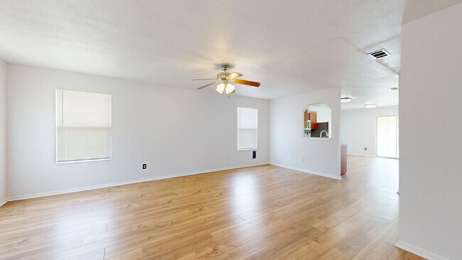 Building Photo - Great location in Killeen, TX Cozy and well maintained house