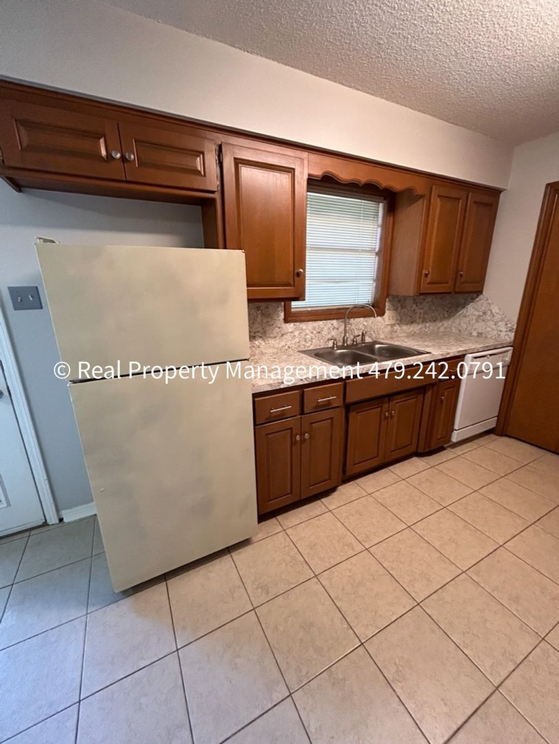 Building Photo - 2320 S 50th St